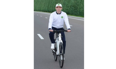 Президент Туркменистана возглавил массовый велопробег в честь Всемирного дня здоровья