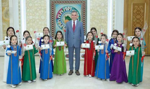 Председатель Халк Маслахаты Туркменистана выступил с поздравлением по случаю 8 марта