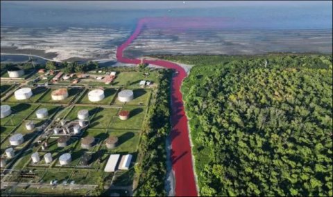 Вода в канале Саранди приобрела ярко-красный цвет: причиной стала утечка красителя
