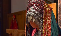 В Ашхабаде открыта экспозиция традиционных халатов
