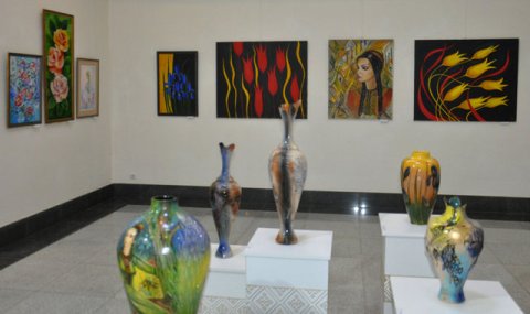 В Академии художеств Туркменистана начала работу выставка «Sungat äleminiň bahary»