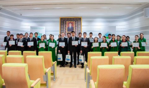 В Ашхабаде и городе Аркадаг прошёл конкурс по английскому языку