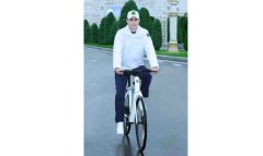 Сердар Бердымухамедов принял участие в массовом велопробеге в Ашхабаде
