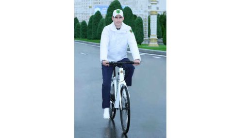 Сердар Бердымухамедов принял участие в массовом велопробеге в Ашхабаде