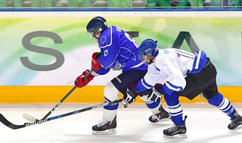 На льду спортивного центра «Галкан» встречаются команды Туркменистана