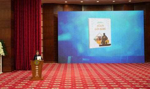 В Ашхабаде представили книгу Героя-Аркадага на азербайджанском языке