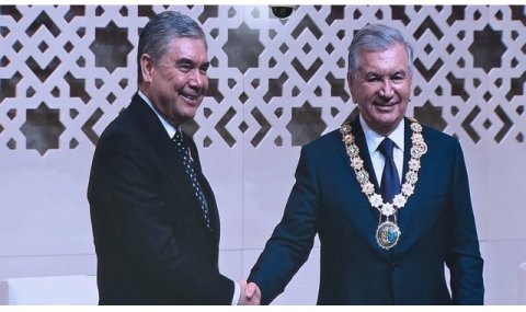 Президент Узбекистана удостоен высшей государственной награды Туркменистана