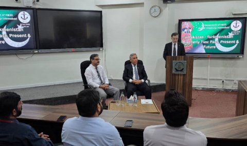 Посол Туркменистана посетил Университет Бахрия в Исламабаде