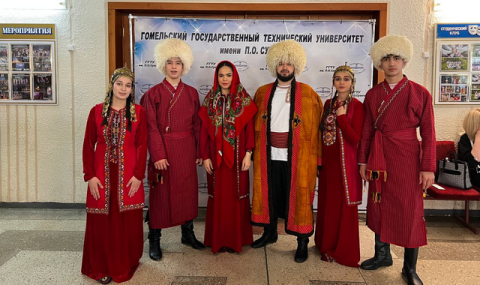 Туркменская молодежь украсила фестиваль дружбы в Гомеле