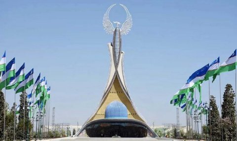 Сердар Бердымухамедов посетил Монумент Независимости в Ташкенте