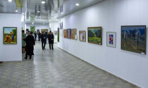 В Ашхабаде стартовала выставка туркменских художников к празднику Новруз
