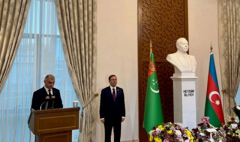 В Ашхабаде прошли торжества в честь Дня Победы и Дня Флага Азербайджана