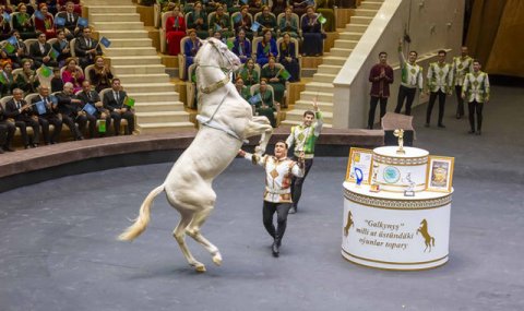 В Туркменистане отметили вклад группы «Галкыныш» в национальное коневодство