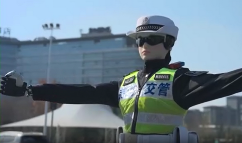 Робот-регулировщик начал работу в китайском городе Уху
