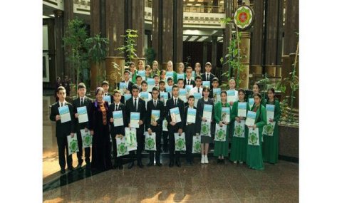В Ашхабаде наградили победителей конкурса «Мир птиц»