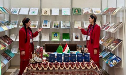 Посольство Туркменистана участвовало в книжной выставке в Душанбе