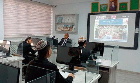 Туркменские студенты участвовали в конференции по возобновляемой энергетике