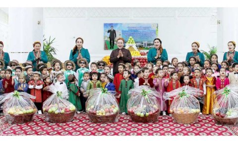 В честь Праздника урожая в Туркменистане детям вручили подарки