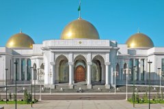 В Туркменистане наградили двух собаководов за заслуги в разведении алабаев