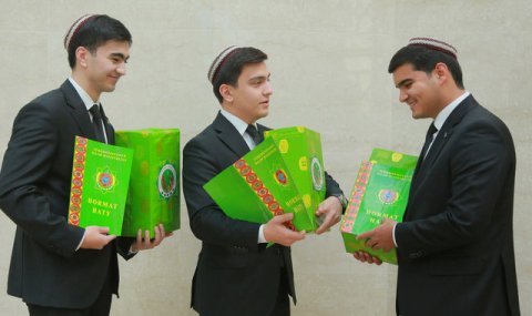 В Туркменистане наградили призёров международных олимпиад