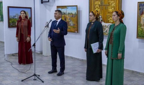Выставка живописи в Ашхабаде посвящена Празднику туркменского алабая
