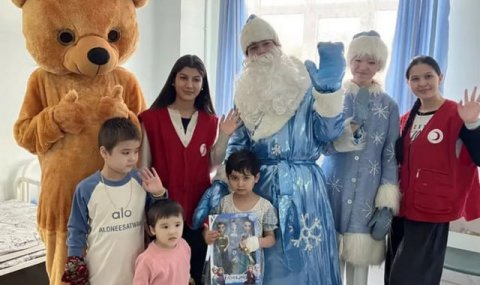 Волонтёры Красного Полумесяца подарили детям из больниц Ашхабада новогодний праздник