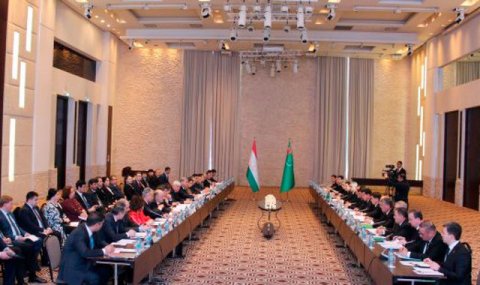 Делегация Туркменистана обсудила двустороннее сотрудничество в Душанбе