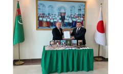 Посол Японии передал книги столичной школе в рамках международного проекта