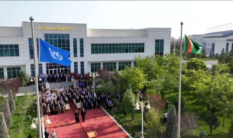 Накануне международной конференции в Авазе подняты флаги Туркменистана и ООН
