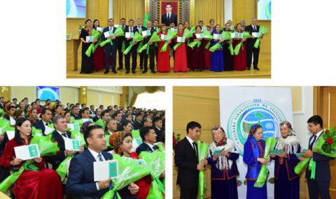 В Туркменистане иностранцам вручили разрешения на проживание