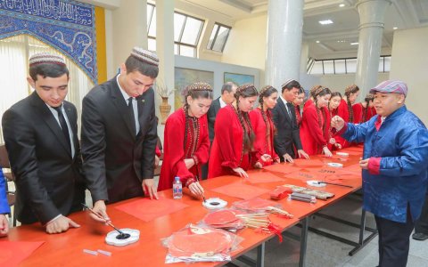 Китайские мастера каллиграфии в Туркменистане