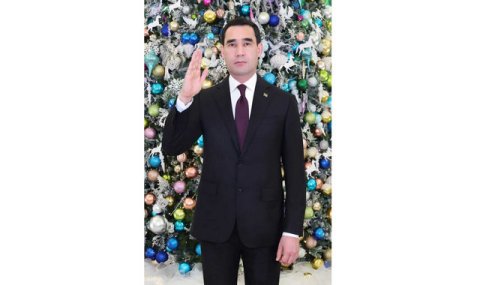 Президент Туркменистана поздравил граждан с Новым годом