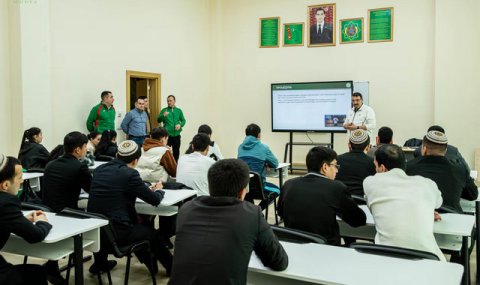 Туркменистан готовит новое поколение футбольных арбитров