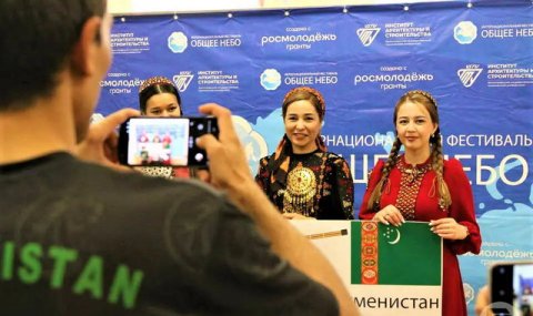 Туркменские студенты представили культуру страны на фестивале «Общее небо»