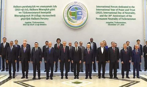 В Ашхабаде участники международного форума сделали совместную фотографию