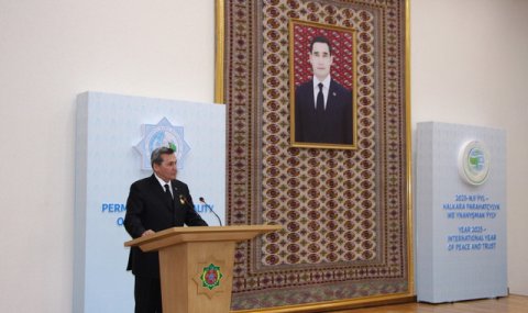 Дипломатов Туркменистана наградили юбилейными медалями