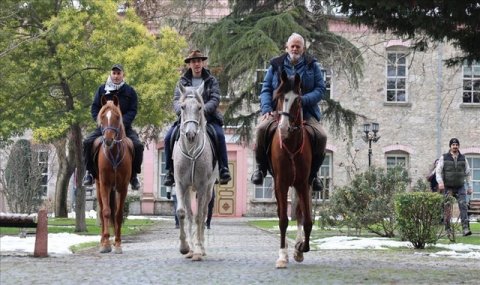 Испанские паломники на лошадях достигли Стамбула по пути в Саудовскую Аравию