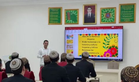 В языковом вузе Туркменистана обсудили испанское наследие в культуре США