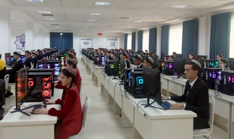 В Туркменистане состоялся форум по национальным технологиям ИИ