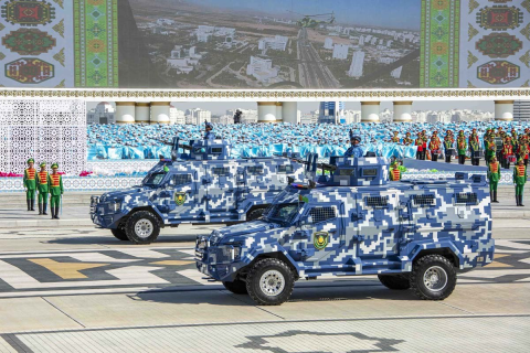 Туркменистан показал современную спецтехнику на военном смотре