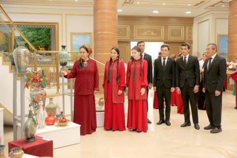 В Туркменистане открылась выставка керамических работ женщин