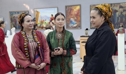 В столице Туркменистана открылась выставка к 30-летию нейтралитета