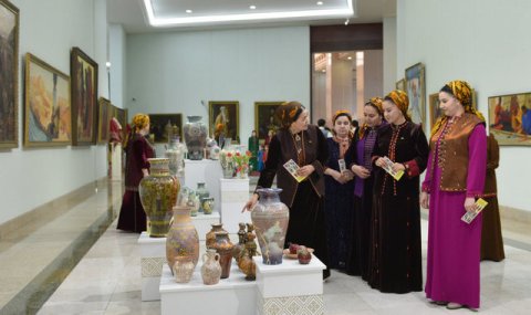 Выставка в Ашхабаде объединила живопись, керамику и моду