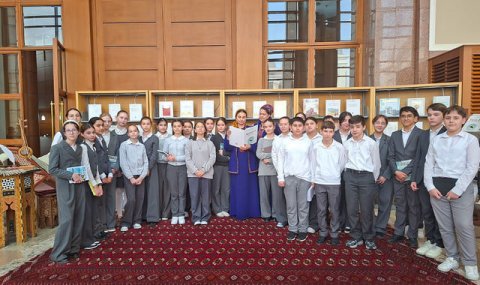 Ученики туркмено-российской школы побывали в Государственной библиотеке