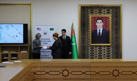 В Меджлисе Туркменистана участники курсов английского языка получили сертификаты