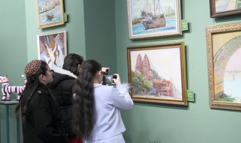 Искусство как послание мира: в Ашхабаде открылась выставка, посвящённая Международному году мира и доверия