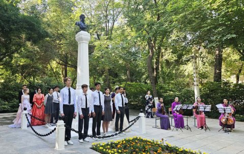 В Ашхабаде почтили память Пушкина торжественной церемонией