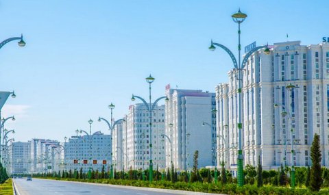 В Ашхабаде продолжаются работы по благоустройству к праздникам