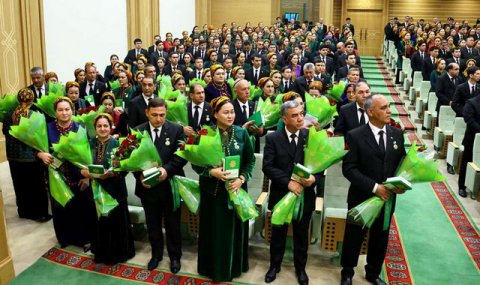 В Ашхабаде вручили государственные награды к 34-й годовщине независимости