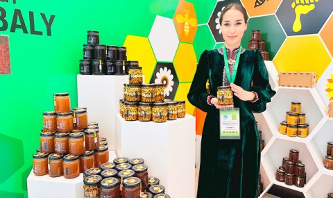 Туркменский бренд «Köýtendagly» представил новинки медовой продукции